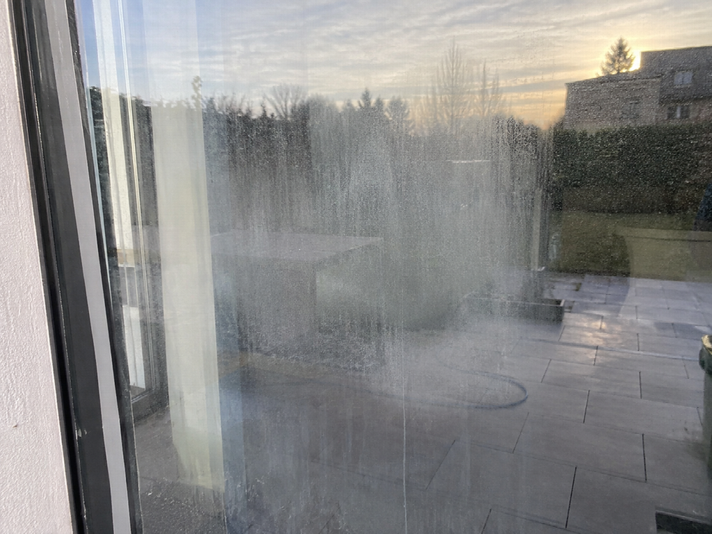 Schmutz oder Glasschaden: Warum bleiben Flecken trotz Fensterreinigung in Hannover sichtbar?